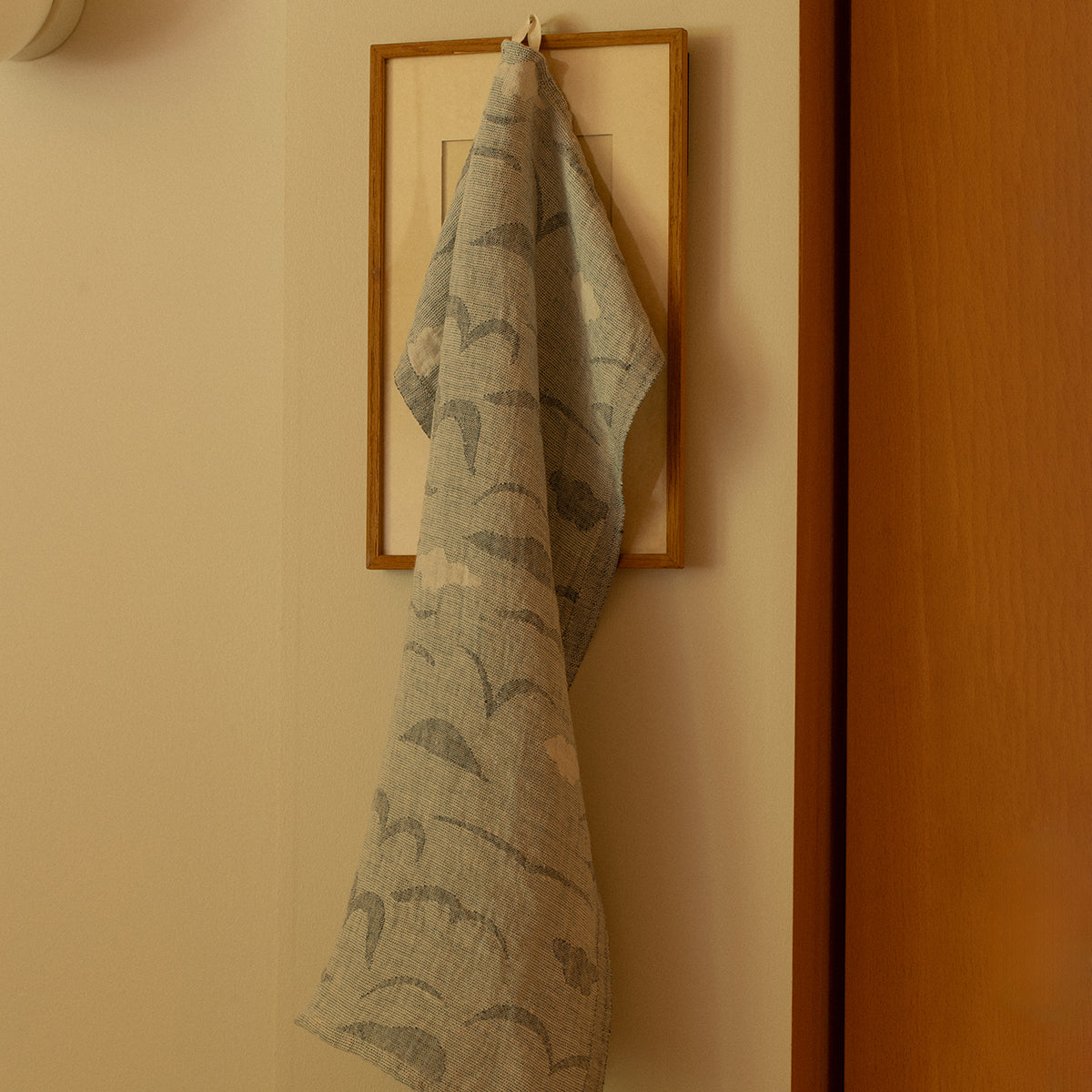 Lapuan Kankurit Rannalla Blue / White Linen Tea Towel