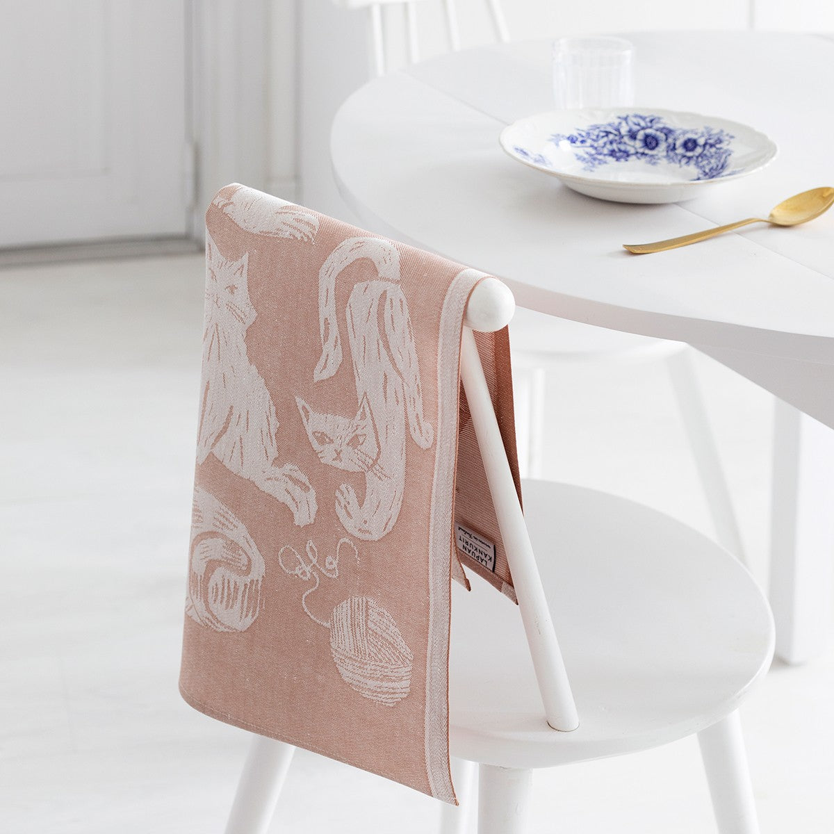 Lapuan Kankurit Kissanpaivat White / Cinnamon Tea Towel