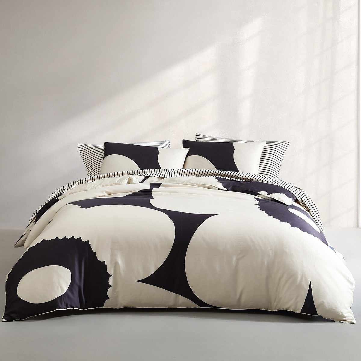 Marimekko Iso Unikko Off White / Charcoal Full / Queen Duvet Cover Set