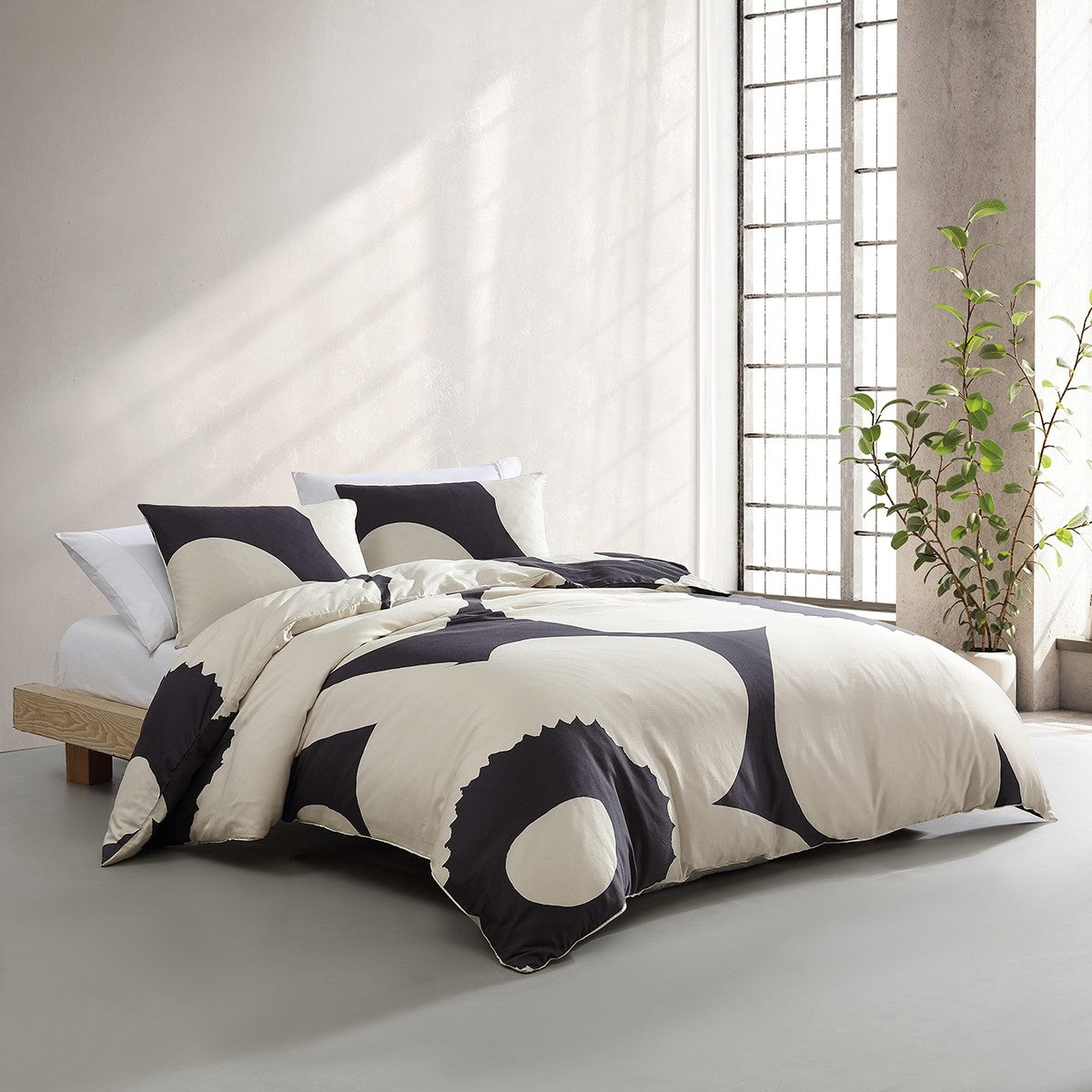 Marimekko Iso Unikko Off White / Charcoal Full / Queen Duvet Cover Set