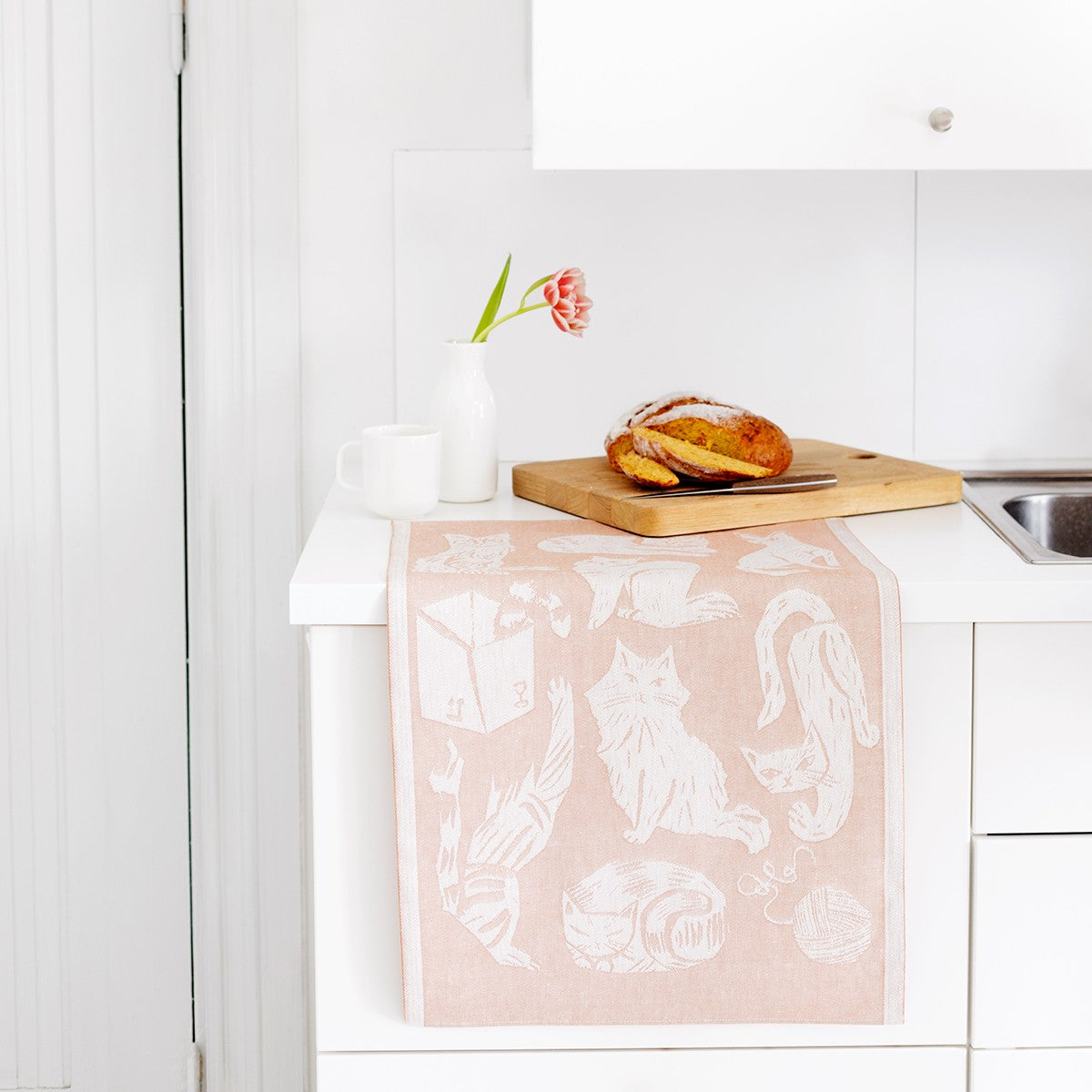 Lapuan Kankurit Kissanpaivat White / Cinnamon Tea Towel