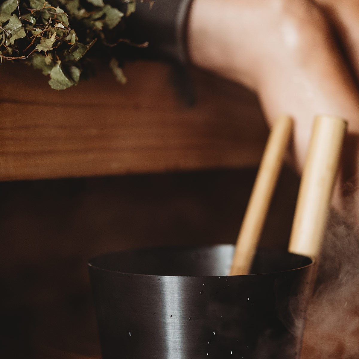 Rento Aluminum / Bamboo Black Sauna Bucket