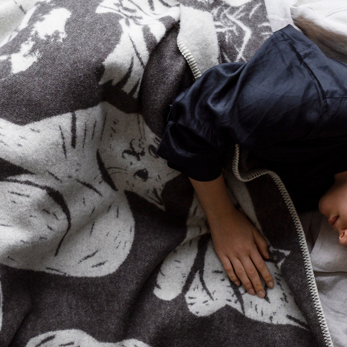 Lapuan Kankurit Kissanpaivat Dark Grey / White Wool Blanket