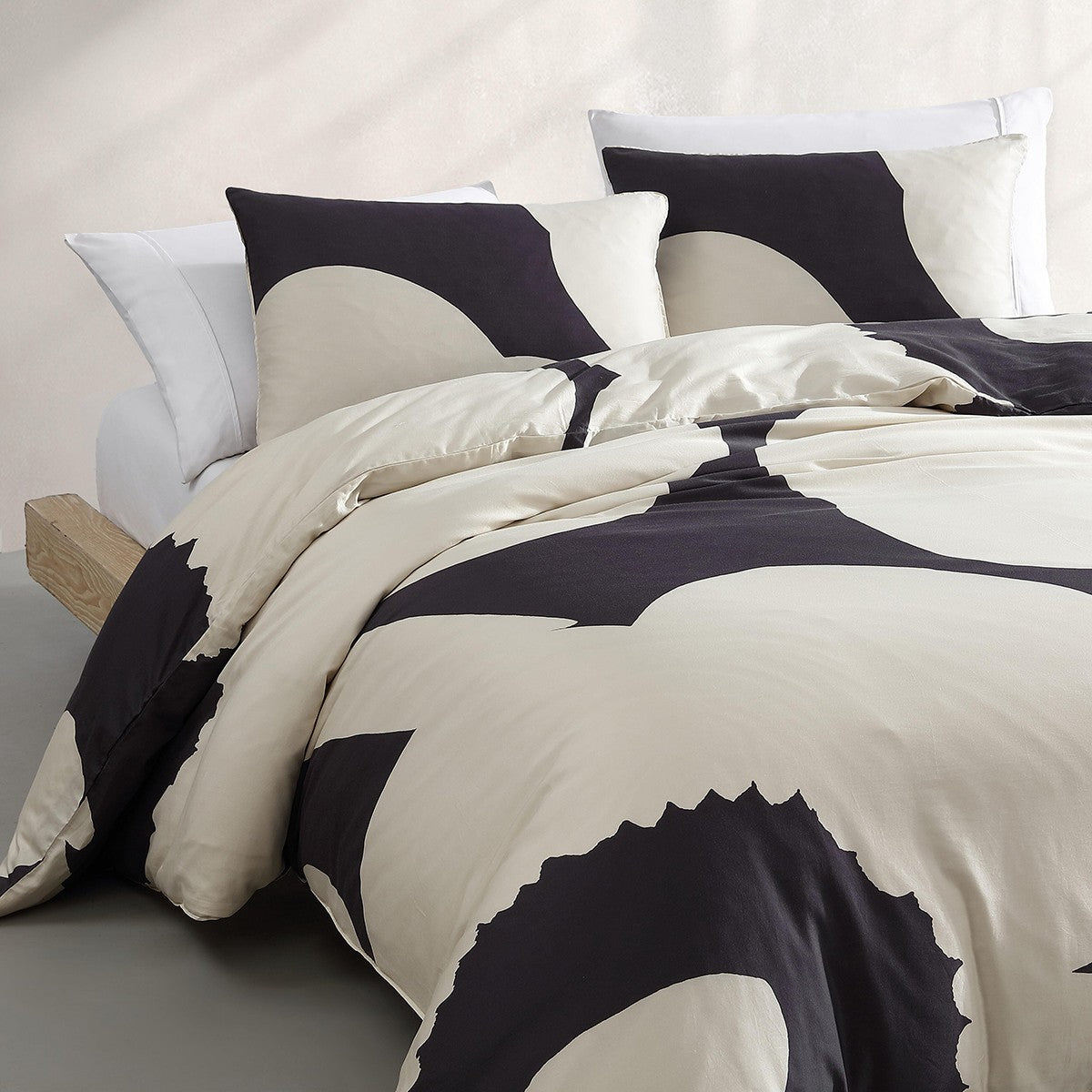 Marimekko Iso Unikko Off White / Charcoal Full / Queen Duvet Cover Set