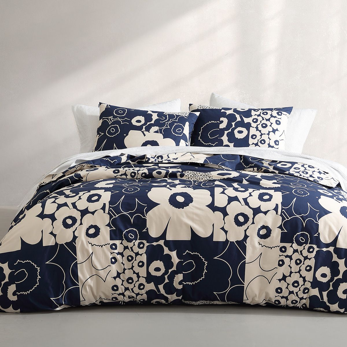 Marimekko Unikko Kollaasi Dark Blue / Off White Bedding