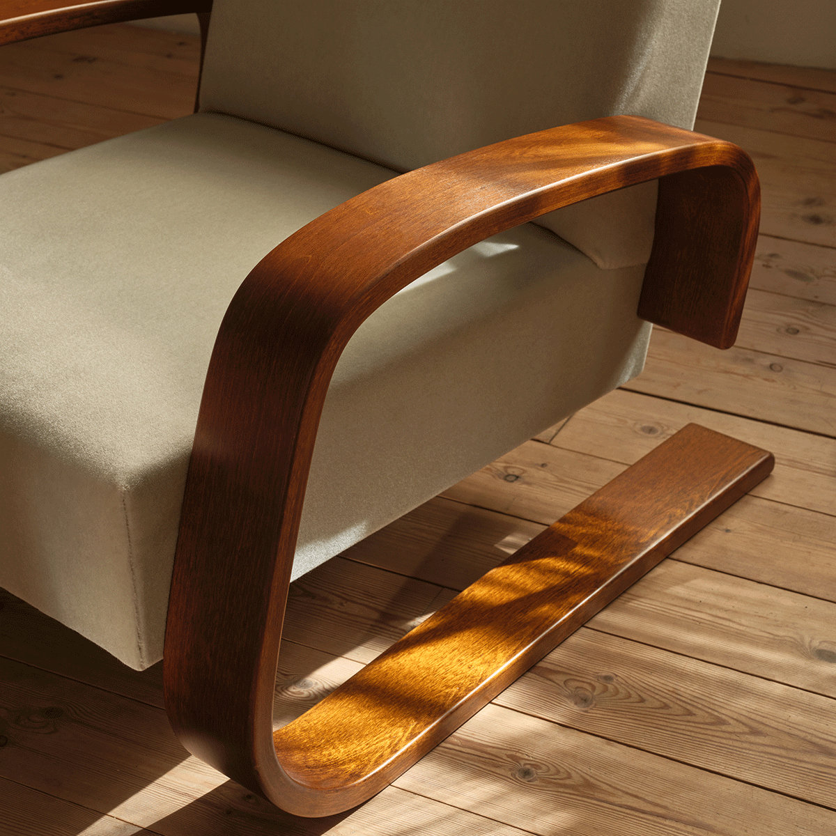 Artek Alvar Aalto Armchair 400 "Tank" - Upholstered