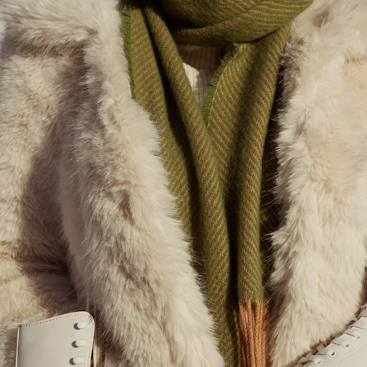 Lapuan Kankurit Ilo Olive Green / Powder Wool Scarf