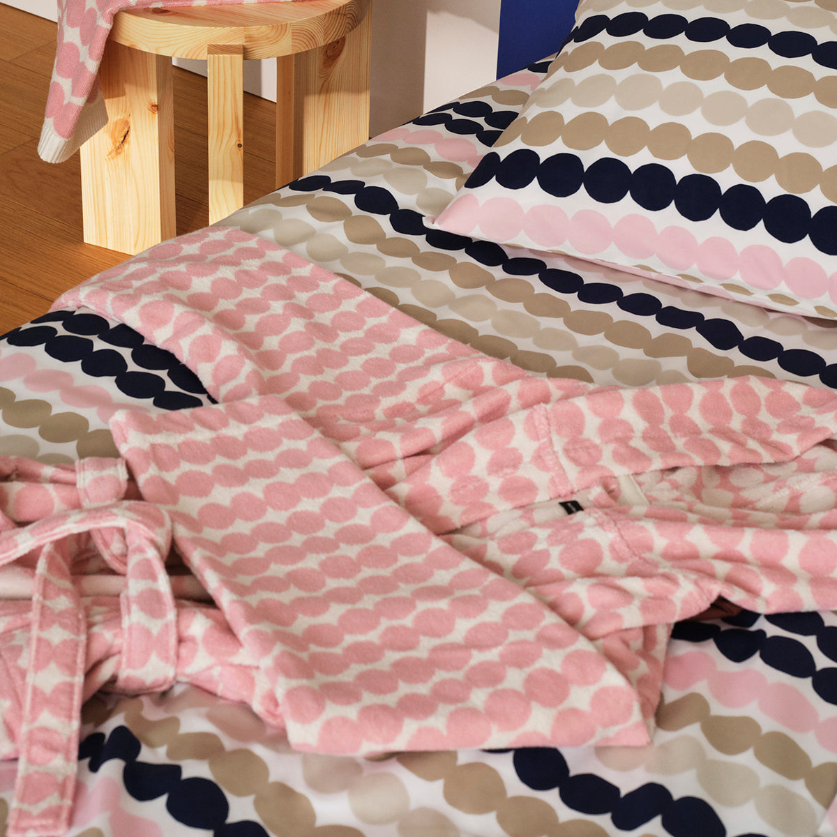 Marimekko Rasymatto Light Pink / White Hooded Bathrobe
