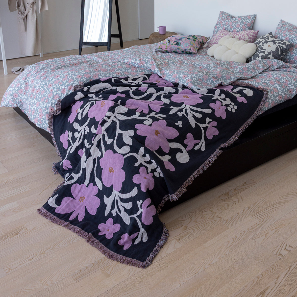 Pentik Ruusumalva Dark Grey / Pink Jacquard Throw Blanket