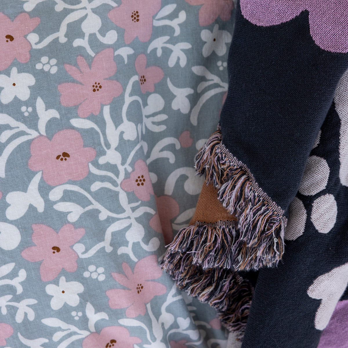 Pentik Ruusumalva Dark Grey / Pink Jacquard Throw Blanket