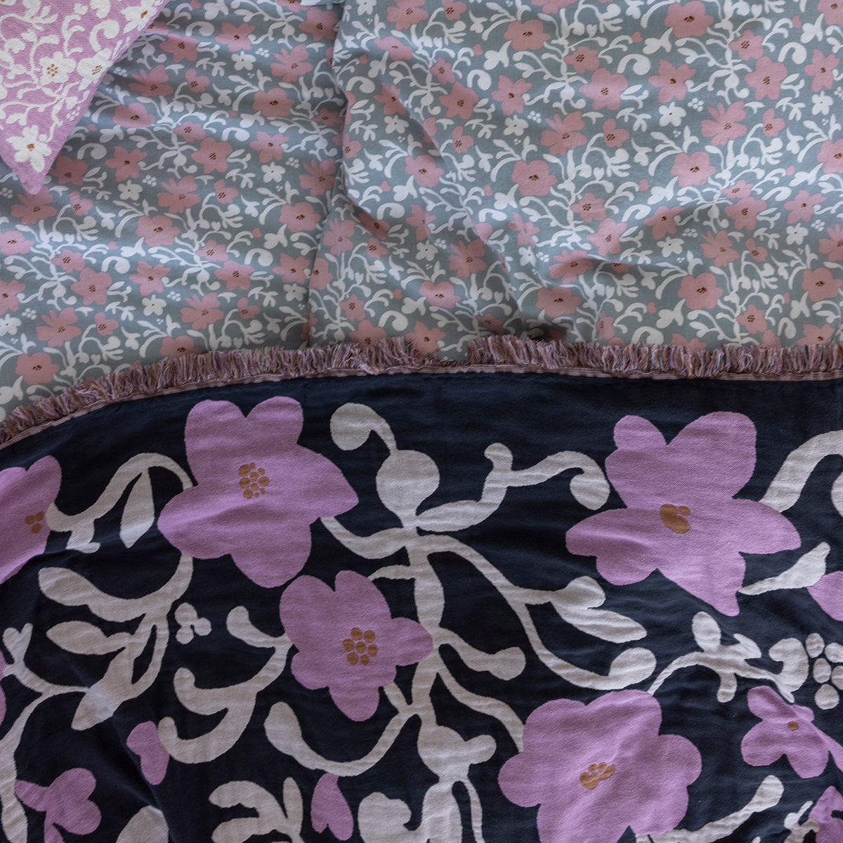 Pentik Ruusumalva Dark Grey / Pink Jacquard Throw Blanket