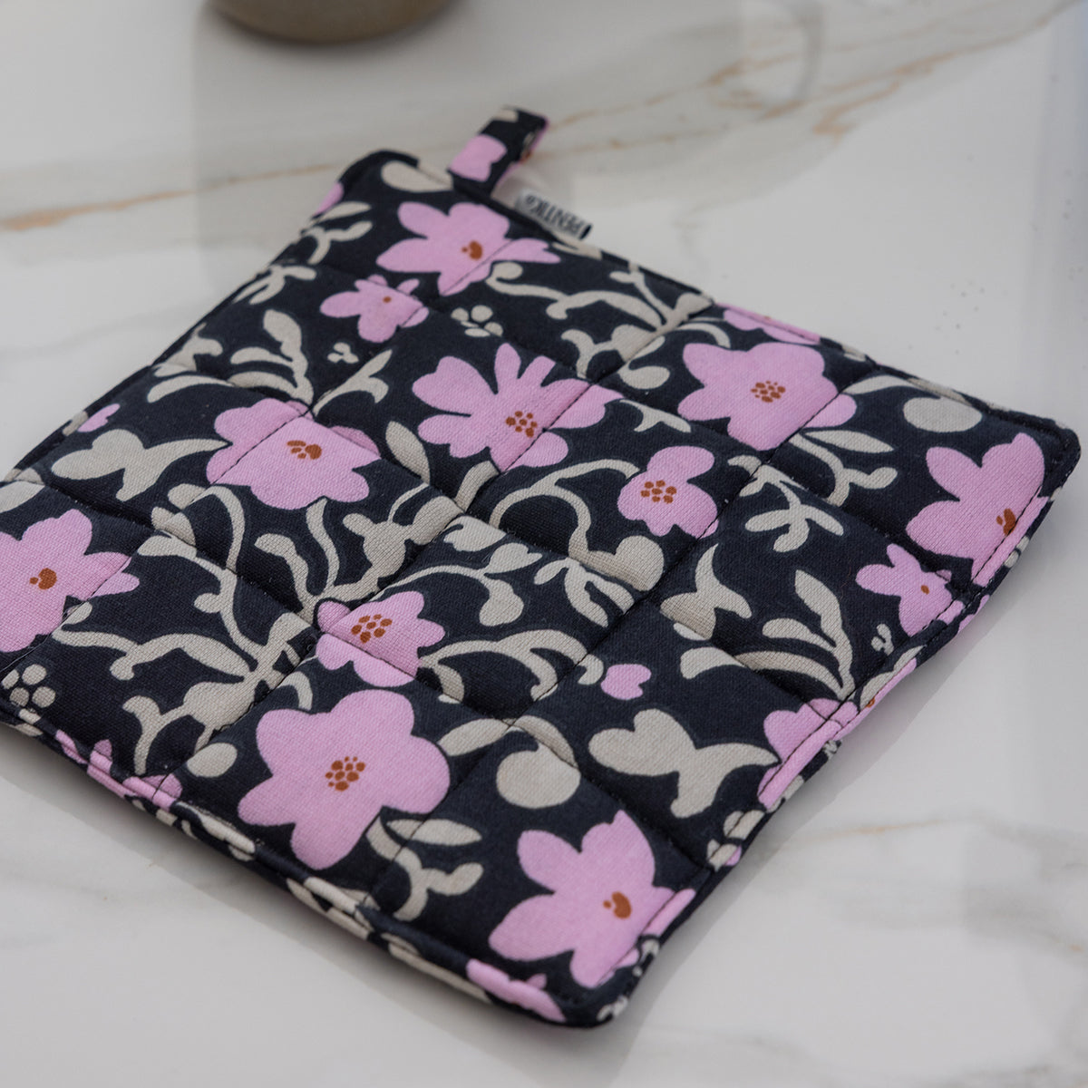 Pentik Ruusumalva Black / Pink / Beige Pot Holder