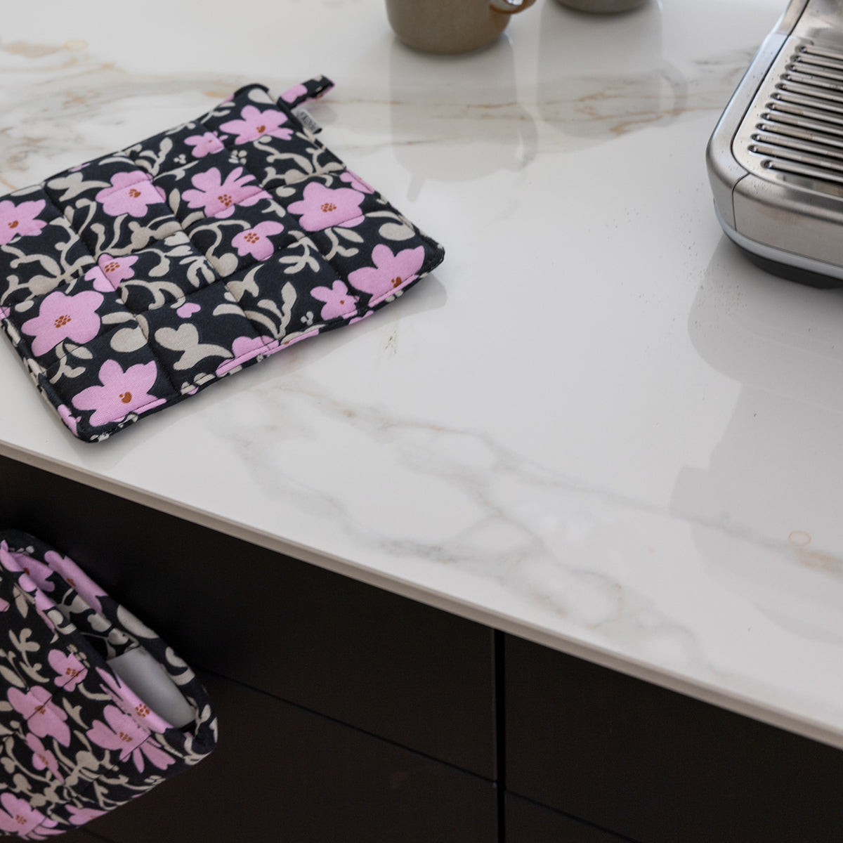 Pentik Ruusumalva Black / Pink / Beige Pot Holder