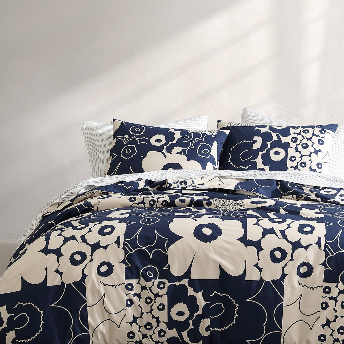 Marimekko Unikko Kollaasi Dark Blue / Off White Bedding