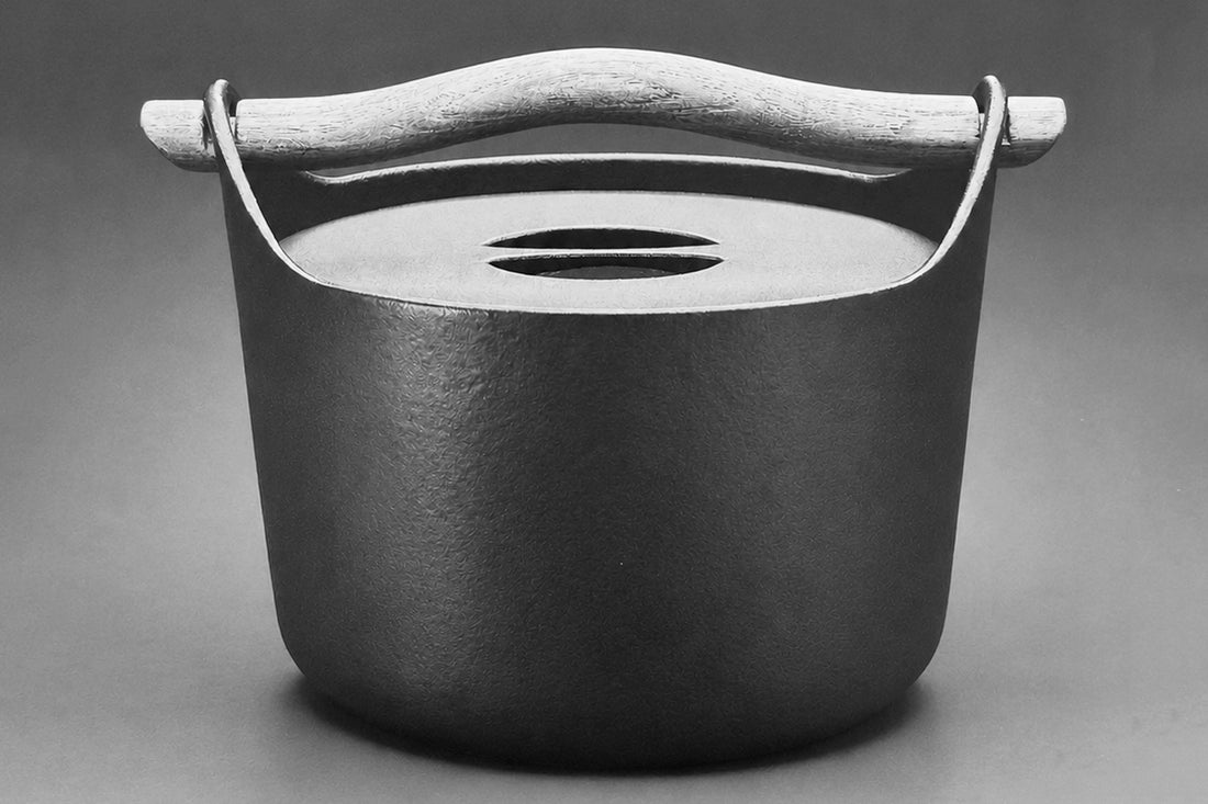 <strong>iittala Sarpaneva Cast Iron Pot</strong>