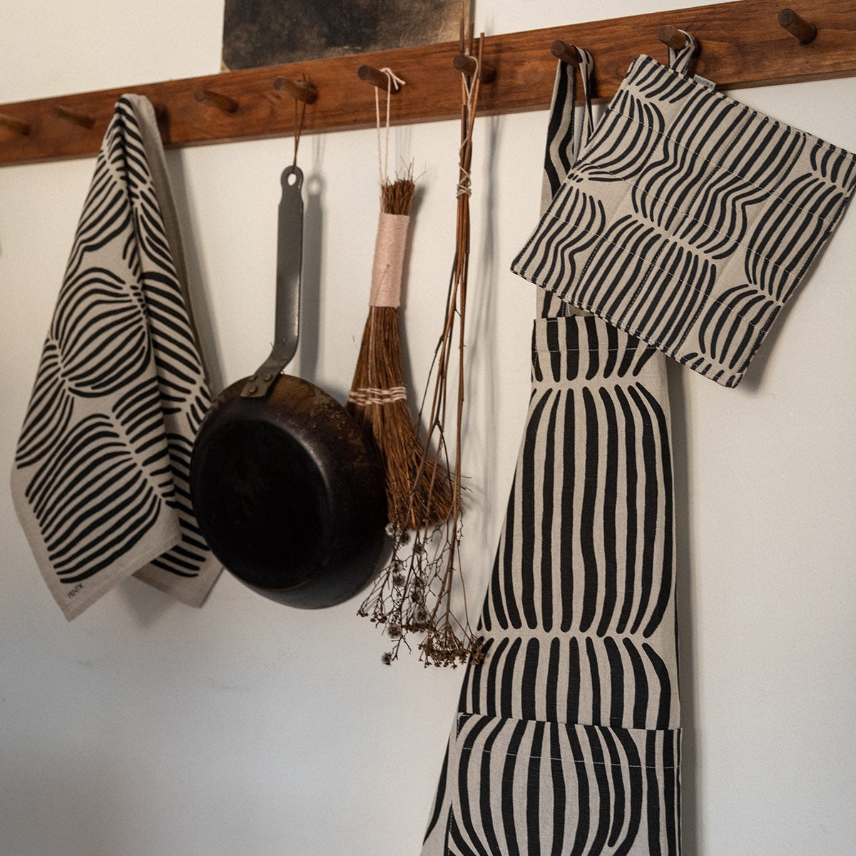 Pentik Vilja Beige / Black Tea Towel