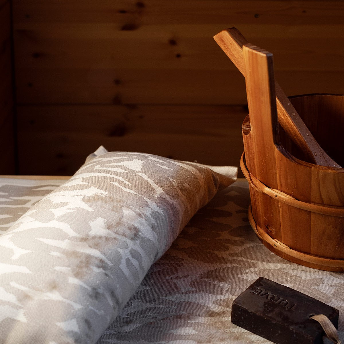 Lapuan Kankurit Jakala Taupe / White Sauna Bench Cover