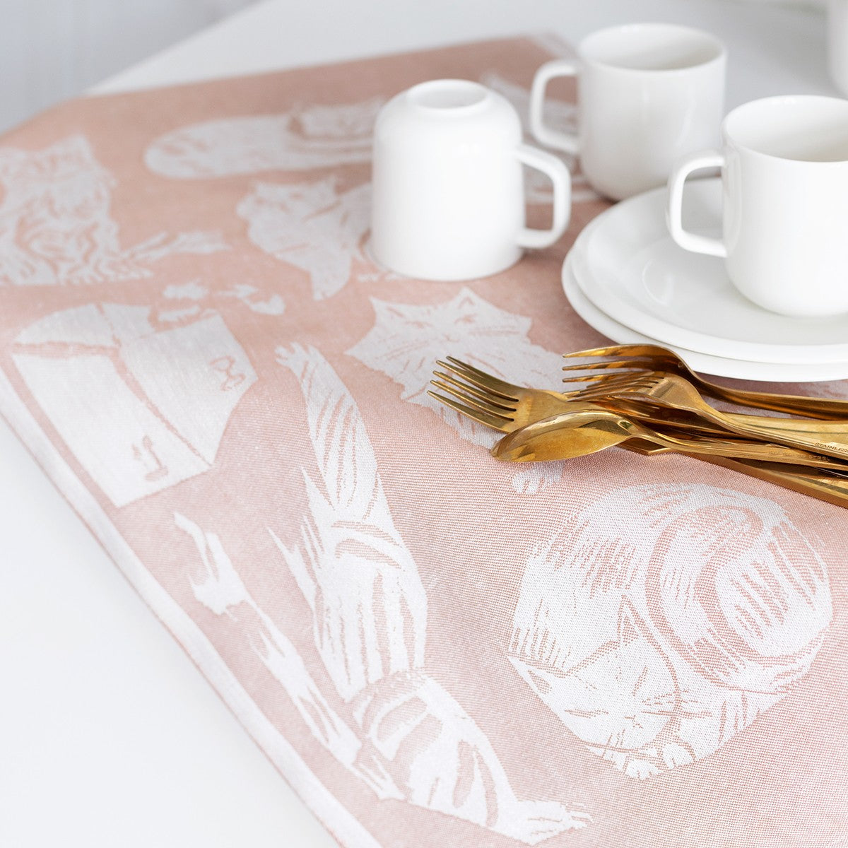Lapuan Kankurit Kissanpaivat White / Cinnamon Tea Towel
