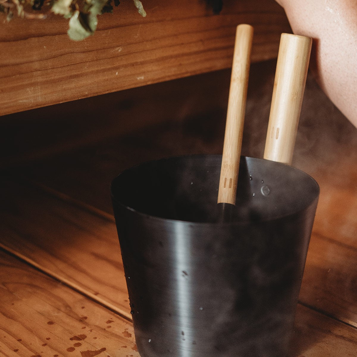 Rento Aluminum / Bamboo Black Sauna Bucket