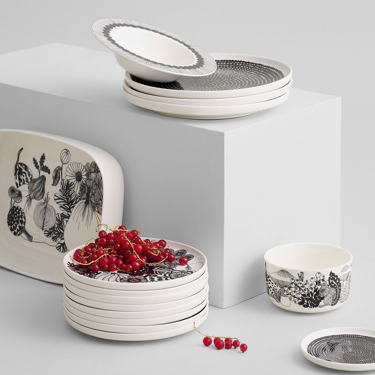 Marimekko Siirtolapuutarha Black / White Salad Plate