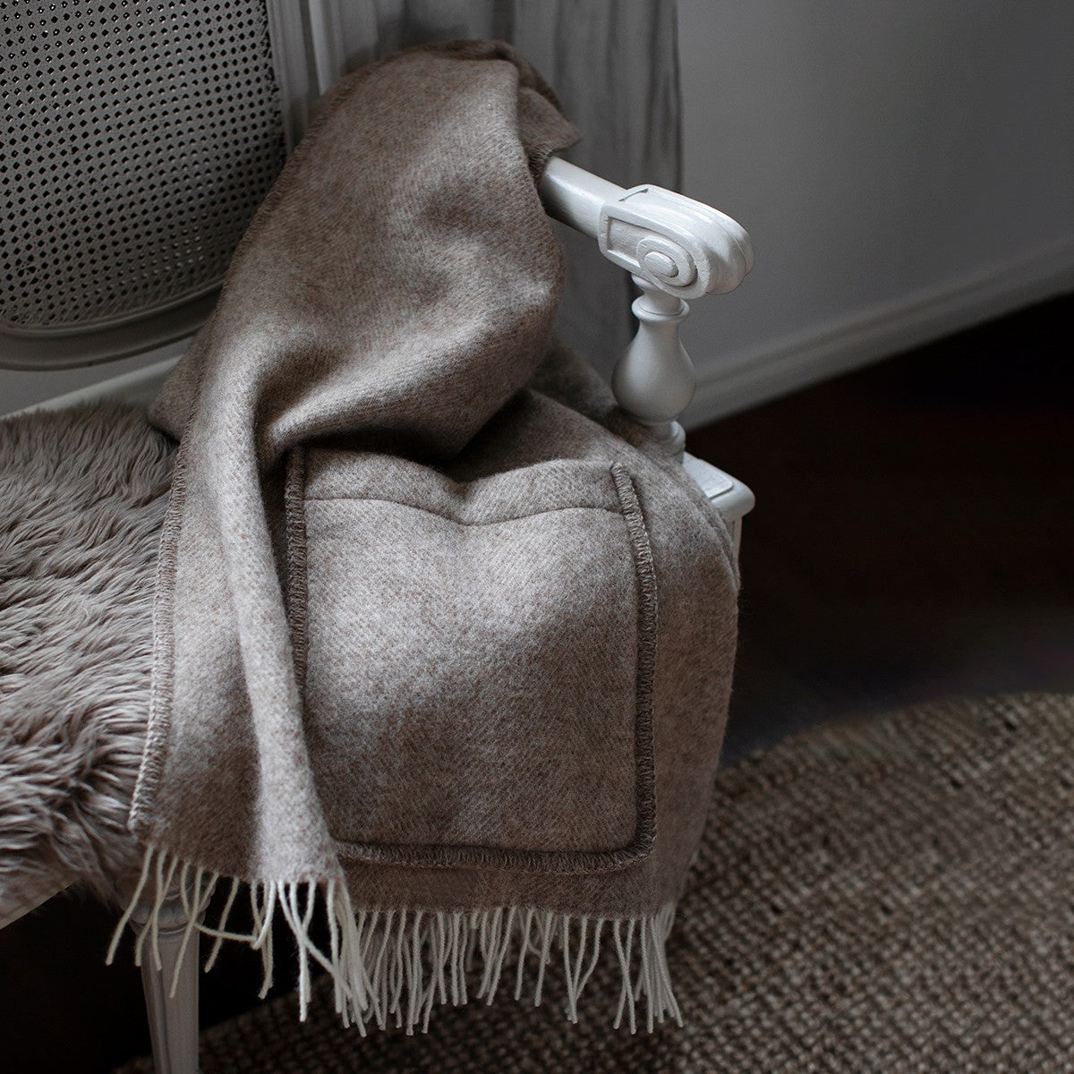 Lapuan Kankurit Arvo Beige / White Wool Pocket Shawl