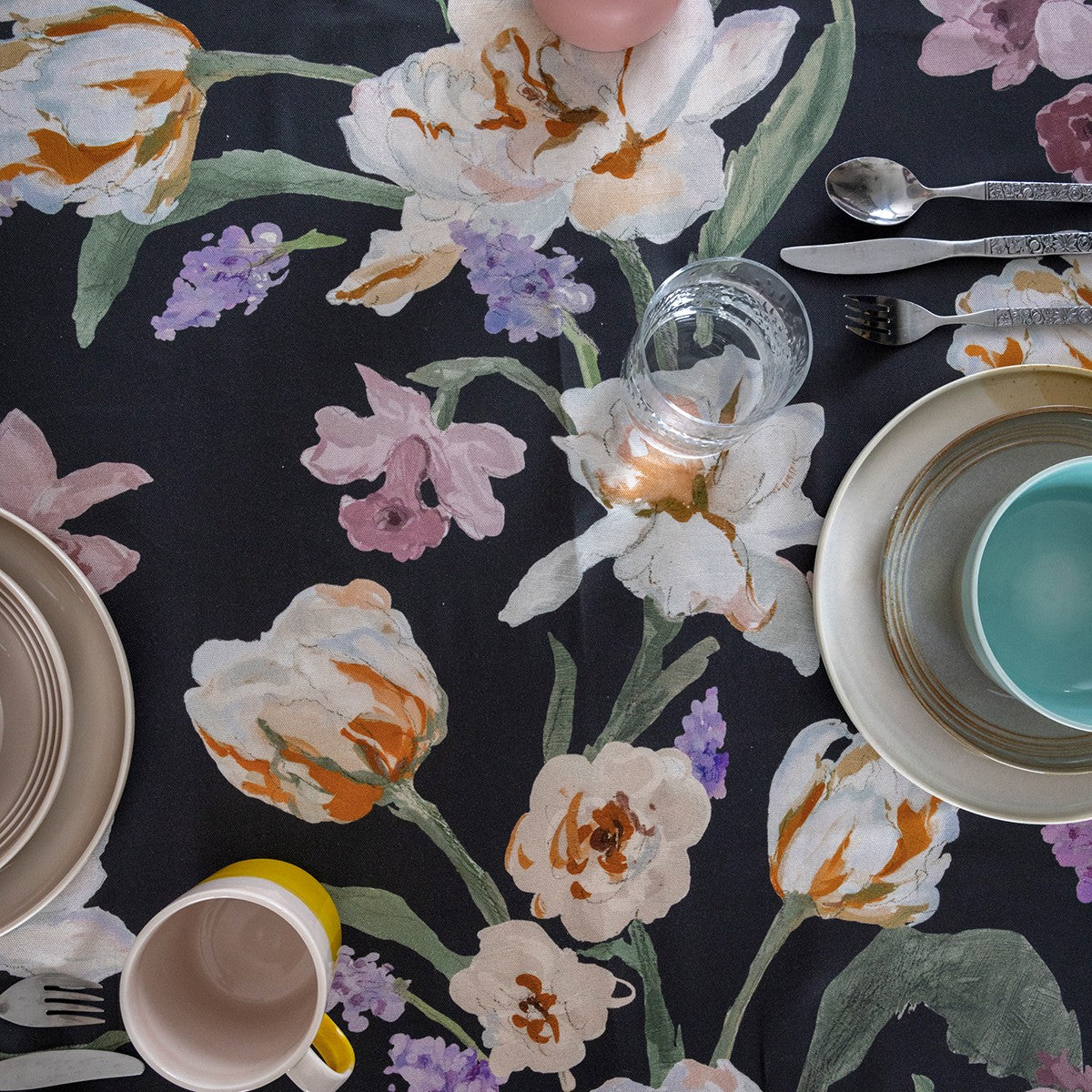 Pentik Helmililja Dark Grey / Orange / Purple Table Runner