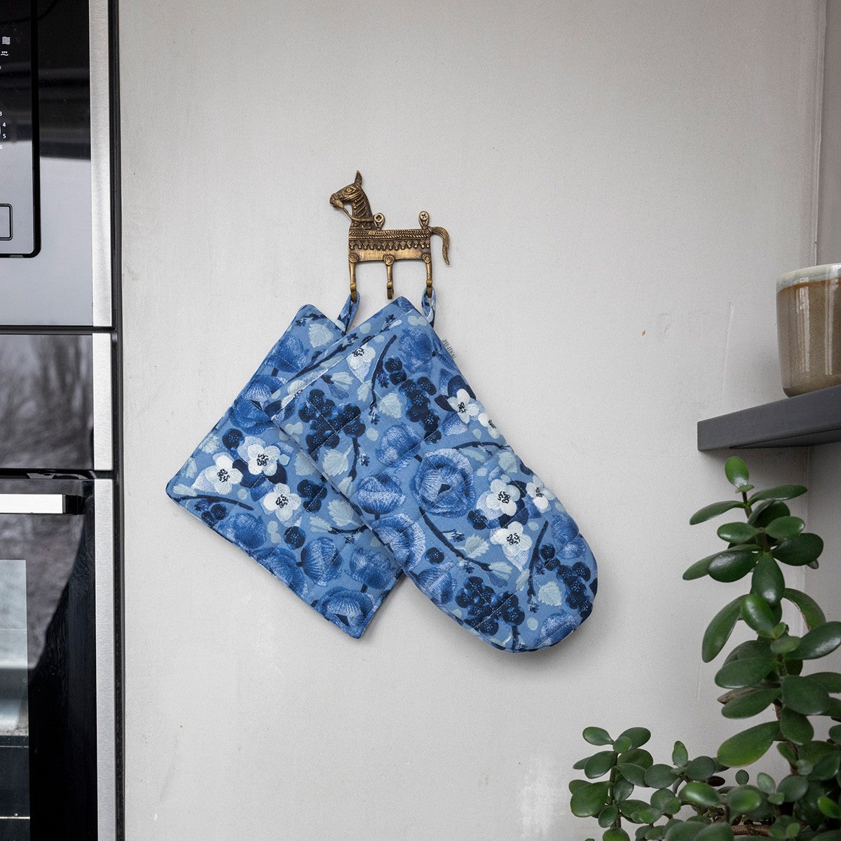 Pentik Lapin Kukka Blue / White Oven Mitt