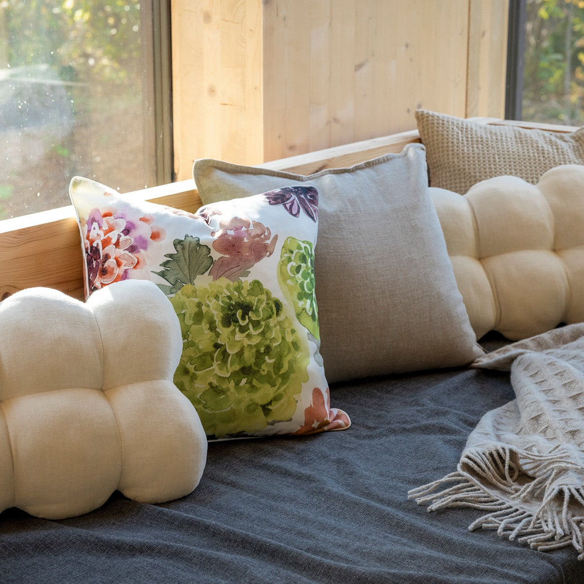 Pentik Daalia White / Green / Multi Throw Pillow