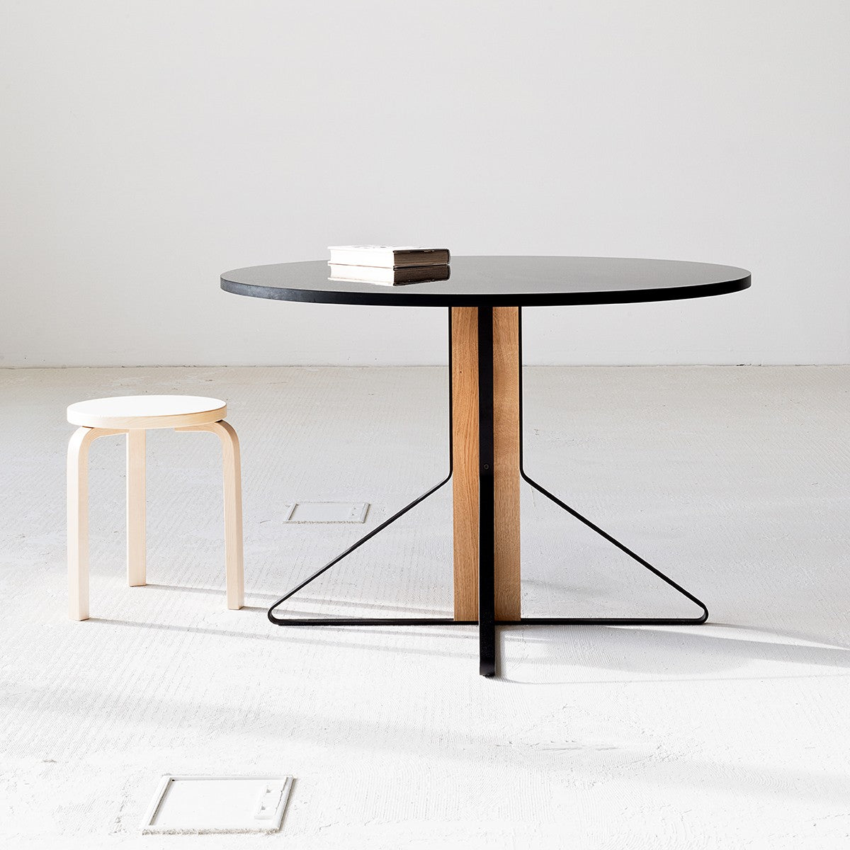 Artek Kaari REB 004 Black Linoleum / Natural Oak Round Table
