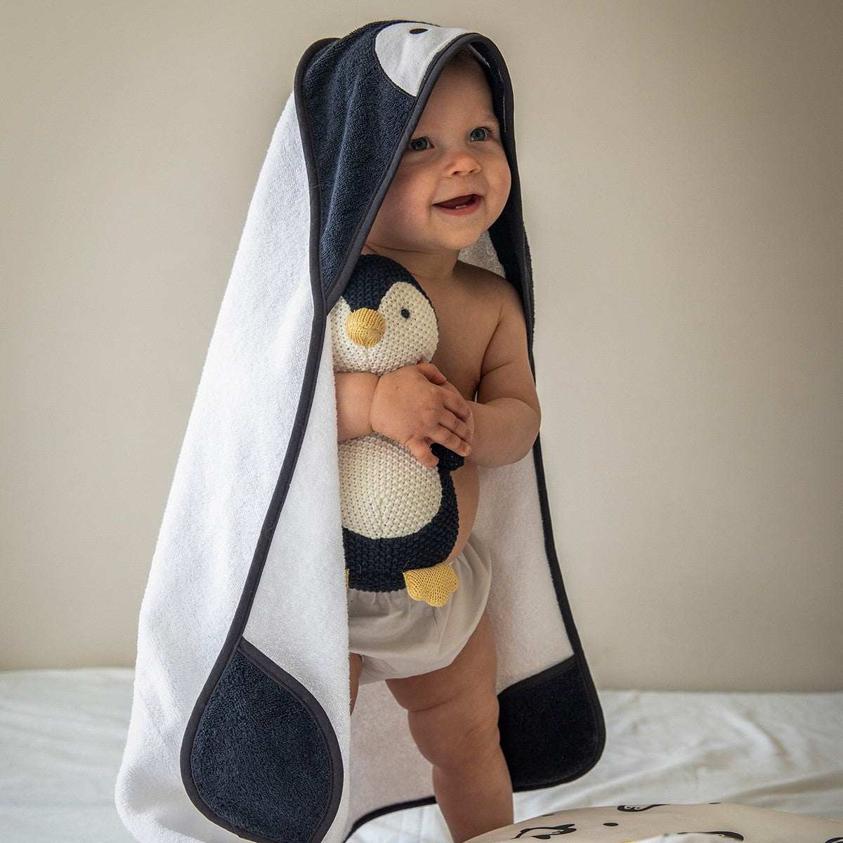 Pentik Pingviini Black / White Hooded Children's Towel