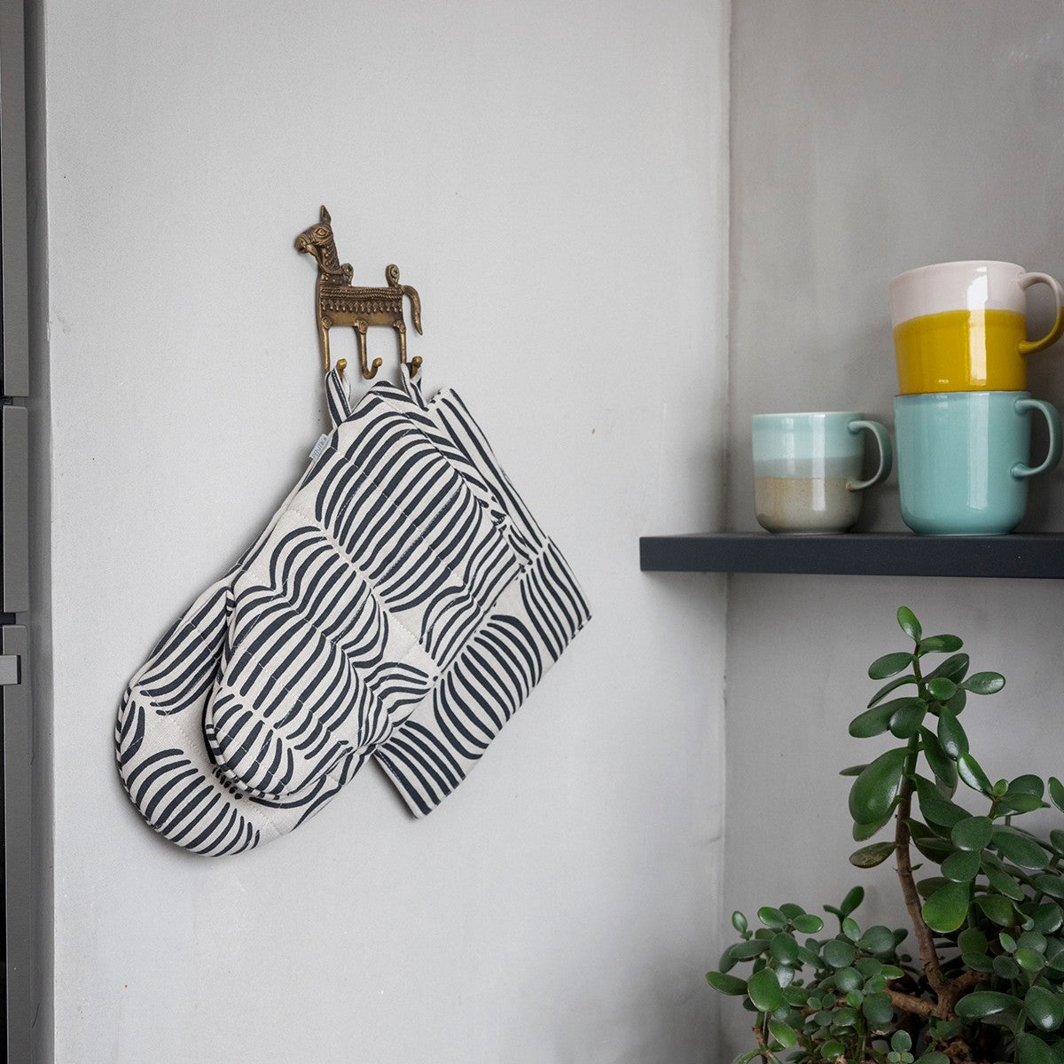 Pentik Vilja Beige / Black Oven Mitt