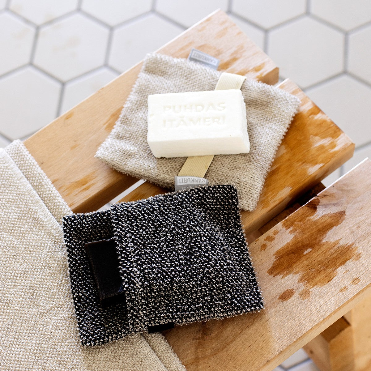 Lapuan Kankurit Kivi Black Soap Scrub Mitt